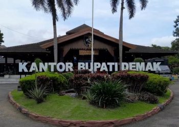 Ratusan buruh Demak menggelar demo Senin (22/12/2025), menuntut kenaikan UMK 2026 sebesar 15 persen serta menolak PP Nomor 49 Tahun 2025 tentang Pengupahan.