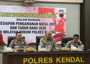 Kapolres Kendal AKBP Hendry Susanto Sianipar mengajak masyarakat merayakan Tahun Baru secara sederhana tanpa kembang api serta mendoakan korban bencana di Sumatra.