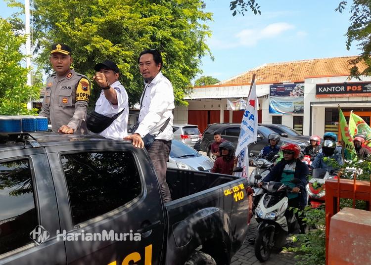 Puluhan Buruh Kendal Konvoi Kawal Rapat Pleno Penetapan UMK 2026 - Harianmuria Kapolres Kendal AKBP Hendry Susanto Sianipar meminta buruh menjaga kondusivitas dan ketertiban dalam konvoi mengawal rapat pleno penetapan UMK 2026.