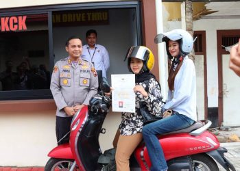 Polres Kudus meluncurkan layanan SKCK Drive Thru pertama di Indonesia, memudahkan masyarakat mengurus SKCK tanpa turun dari kendaraan.