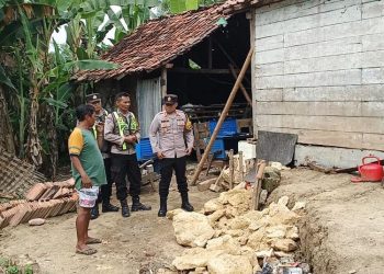Tanah ambrol di Dukuh Sambiroto, Desa Buluroto, Blora, mengancam tiga rumah warga, Kapolsek Banjarejo mengusulkan relokasi demi keselamatan.
