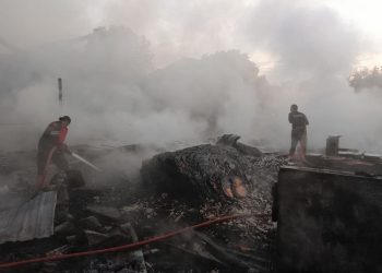 Kebakaran hebat di Dempet, Demak, meludeskan toko material dan penggilingan padi, kerugian ditaksir Rp1,4 miliar.