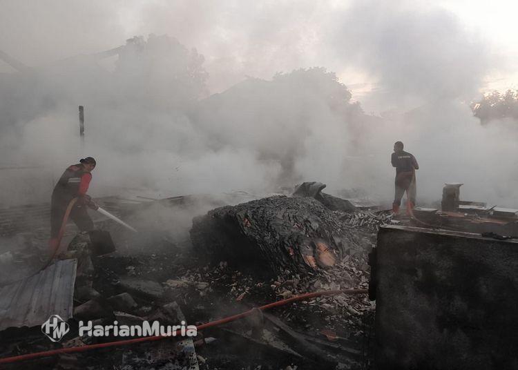 Kebakaran di Dempet Demak: Toko Material dan Penggilingan Padi Ludes, Kerugian Rp1,4 Miliar - Harianmuria Kebakaran hebat di Dempet, Demak, meludeskan toko material dan penggilingan padi, kerugian ditaksir Rp1,4 miliar.