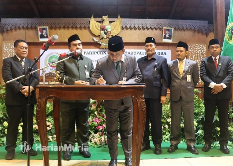 DPRD dan Pemkab Blora menyetujui dua Raperda, yakni Kawasan Tanpa Rokok dan Penyelenggaraan Perpustakaan, dalam Rapat Paripurna DPRD Blora.