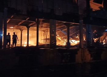 Dua gudang milik PT Dua Kelinci di Desa Bumirejo, Margorejo, Pati, hangus terbakar pada Senin malam (1/12/2025), api berhasil dipadamkan Selasa dini hari.