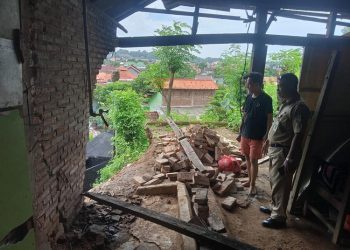 Hujan deras picu tanah longsor di Kelurahan Pengkol, Jepara, Minggu malam, menyebabkan satu rumah rusak.