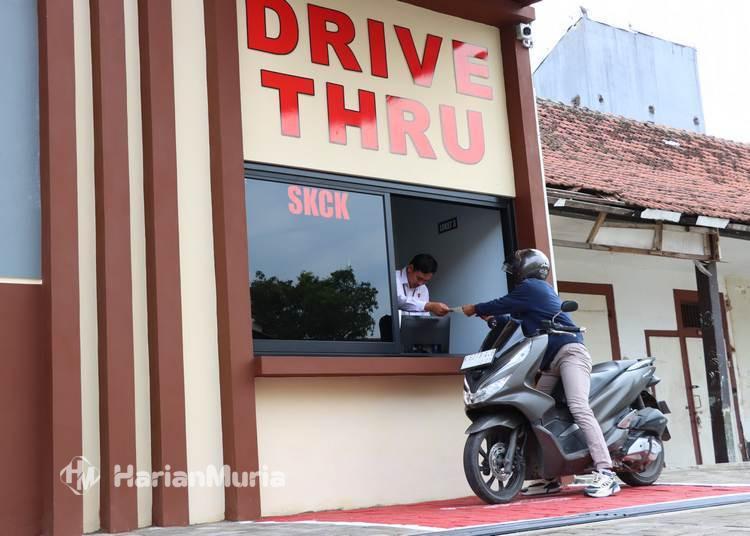 Polres Kudus meluncurkan layanan SKCK Drive Thru pertama di Indonesia, memudahkan masyarakat mengurus SKCK tanpa turun dari kendaraan.