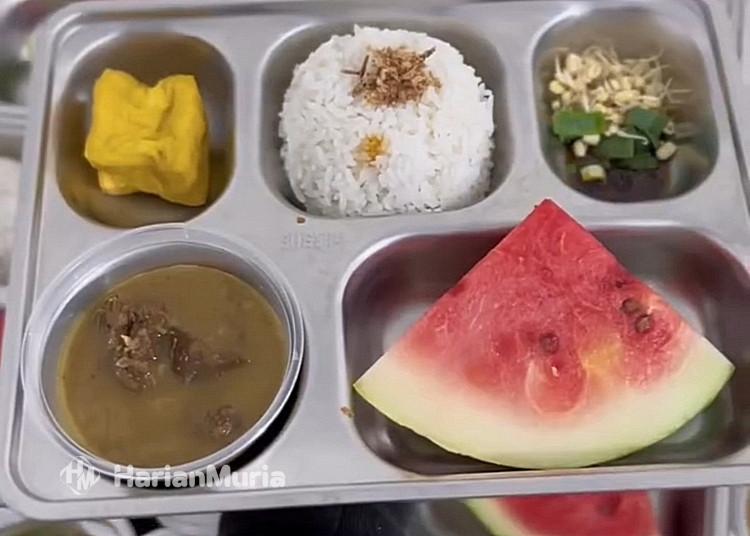 SPPG Ngawen 1 Blora Konsisten Sajikan Menu Daging Sapi Premium Seminggu Sekali - Harianmuria SPPG Ngawen 1 Blora konsisten menyajikan menu daging sapi premium seminggu sekali sejak awal operasional untuk mendukung pemenuhan gizi ribuan siswa.