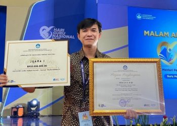 Miftah Farid, guru TK asal Kudus, meraih Juara I Nasional Apresiasi GTK 2025 berkat inovasi Gerobak Pintar yang mampu menstimulasi enam literasi dasar anak.