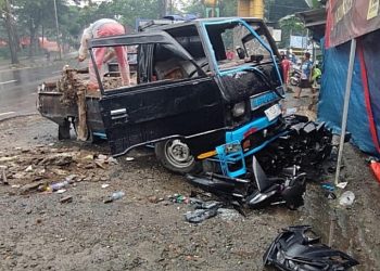 Rem blong, truk tronton memicu kecelakaan beruntun yang melibatkan empat kendaraan di Jalan Lingkar Selatan (JLS) Salatiga, satu pengendara motor luka.