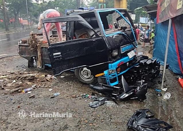 Rem Blong, Truk Tronton Picu Kecelakaan Beruntun 4 Kendaraan di JLS Salatiga - Harianmuria Rem blong, truk tronton memicu kecelakaan beruntun yang melibatkan empat kendaraan di Jalan Lingkar Selatan (JLS) Salatiga, satu pengendara motor luka.