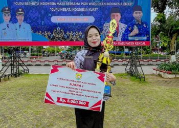 Guru SDN 2 Gondoharum, Nur Azizatun Muna, meraih juara 1 Guru Berprestasi Kendal 2025 melalui inovasi Kartu Saku Aksara Jawa yang memudahkan pembelajaran bagi siswa.