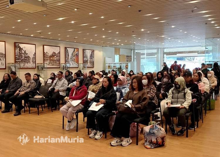 Negara Hadir: KP2MI Salurkan Bantuan untuk Korban Kebakaran Apartemen Tai Po Hong Kong - Harianmuria KP2MI menyalurkan bantuan bagi Pekerja Migran Indonesia korban kebakaran apartemen Tai Po Hong Kong, wujud kehadiran negara melindungi PMI di tengah musibah.