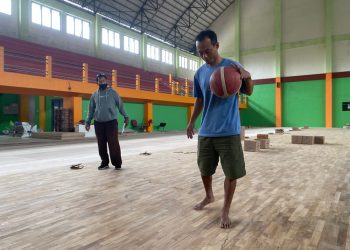 Progres renovasi lantai GOR Bung Karno Kudus telah mencapai 75 persen, siap jadi venue basket berstandar nasional.