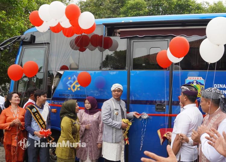 Bus KB Keliling Diluncurkan, Jepara Perluas Akses Pelayanan hingga Pelosok - Harianmuria Pemkab Jepara meluncurkan bus layanan KB keliling untuk memperluas akses pelayanan kesehatan reproduksi hingga pelosok desa.
