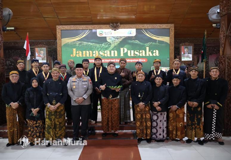 Pemkab Blora menggelar prosesi jamasan pusaka Keris Kiai Bismo dalam rangka menyambut Hari Jadi ke-276 Kabupaten Blora.
