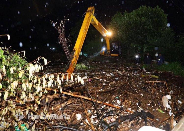 Sungai Piji meluap akibat hujan deras, Bupati Kudus Sam’ani Intakoris turun langsung dan mengerahkan ekskavator untuk membersihkan sampah di Jembatan 1 Kesambi.