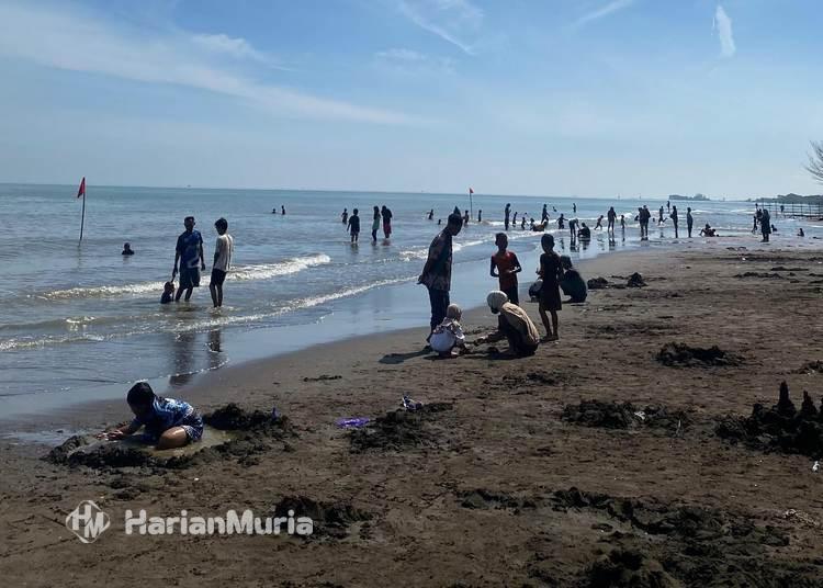 Libur Akhir Tahun, Pantai Wonokerto Pekalongan Diserbu 3.000 Wisatawan dalam Sehari - Harianmuria Libur akhir tahun, Pantai Wonokerto Pekalongan diserbu 3.000 wisatawan dalam sehari.