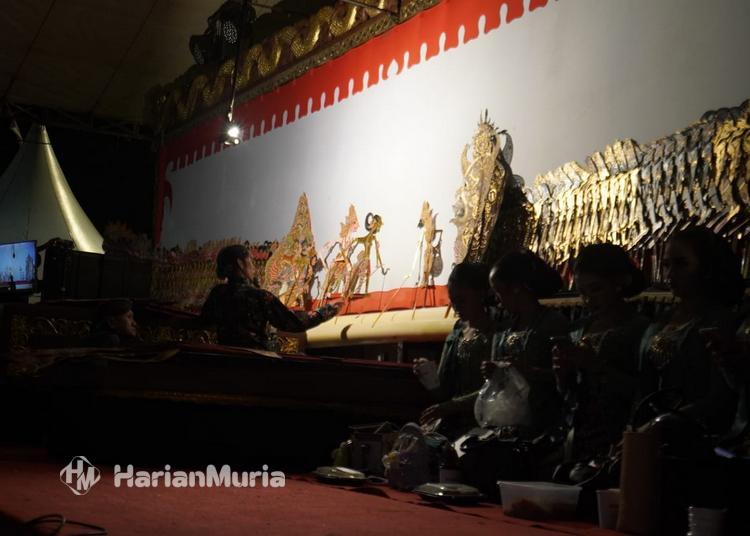 Seorang pria mabuk menyiram kain kelir saat pentas wayang Hari Jadi ke-276 Blora, dalang Ki Sigit Ariyanto meradang.