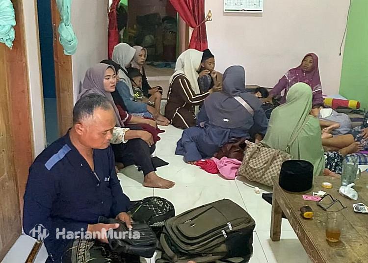 Bus rombongan ziarah asal Lampung Timur terguling di Dawe Kudus, sebanyak 50 penumpang selamat meski mengalami syok.