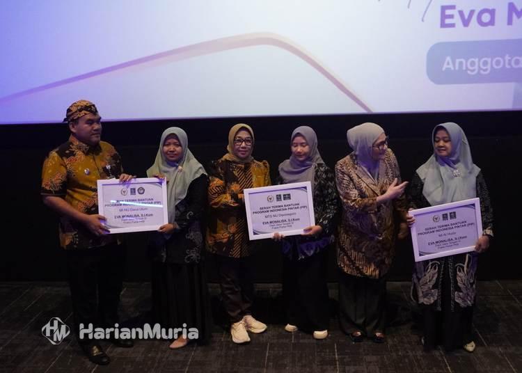 Ratusan siswa Blora menerima Beasiswa PIP saat nobar film Tegar, acara inspiratif yang menekankan semangat inklusivitas dan memotivasi anak-anak untuk raih prestasi.