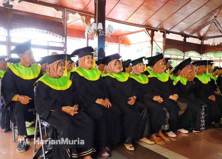 Bupati Kudus apresiasi semangat belajar tanpa batas usia saat mewisuda 120 peserta Sekolah Lansia.