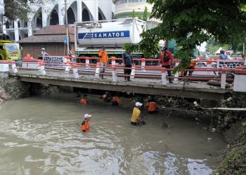 Bupati Kendal, Dyah Kartika Permanasari, menyoroti rendahnya kesadaran masyarakat menjaga kebersihan sungai setelah ditemukan kasur, kursi, dan sampah rumah tangga di Sungai Kendal.