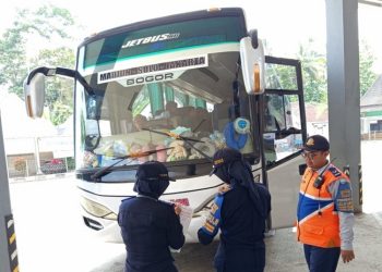 Terminal Tingkir Salatiga memperketat ramp check bus AKAP jelang libur Natal 2025 dan Tahun Baru 2026 (Nataru) demi menjamin keselamatan penumpang.
