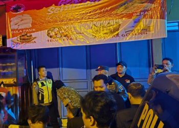 Dua warga di Salatiga terkejut saat niat mengambil motor berubah jadi saksi penemuan pria gantung diri di sebuah rumah kios, Jalan Bima, Sidomukti.