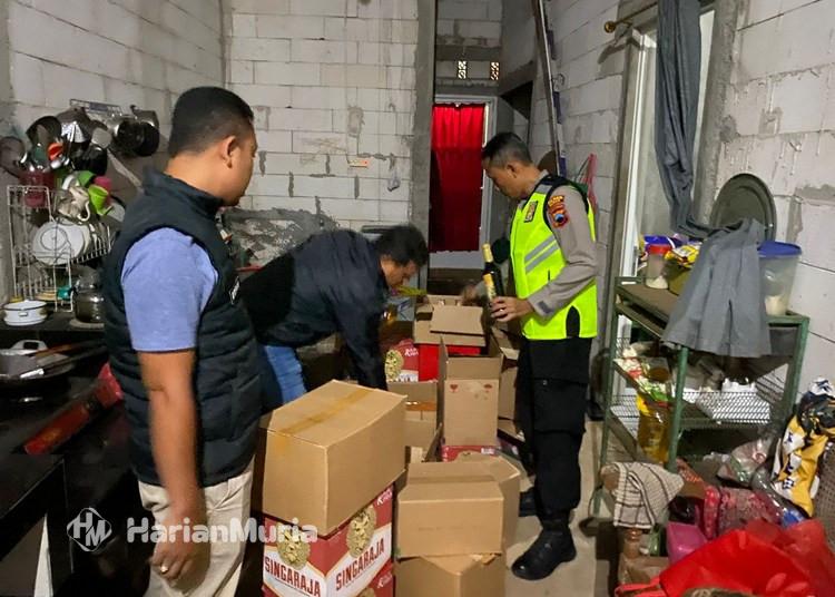 Razia Pekat, Polisi Amankan Ratusan Botol Miras dari Warung di Dawe Kudus - Harianmuria Polsek Dawe Polres Kudus menyita ratusan botol miras dari sebuah warung di Kecamatan Dawe saat Operasi Pekat.