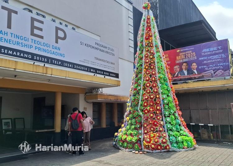 Unik dan Kreatif, Pohon Natal 8 Meter dari Limbah Hiasi Gereja Pringgading Semarang - Harianmuria Unik dan ramah lingkungan, pohon Natal setinggi 8 meter dari limbah sampah menghiasi Gereja Pringgading Semarang.