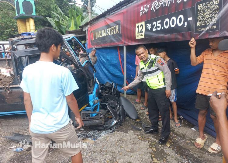 Rem Blong, Truk Tronton Picu Kecelakaan Beruntun 4 Kendaraan di JLS Salatiga - Harianmuria Rem blong, truk tronton memicu kecelakaan beruntun yang melibatkan empat kendaraan di Jalan Lingkar (JLS) Selatan Salatiga, satu pengendara motor luka.