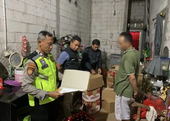 Polsek Dawe Polres Kudus menyita ratusan botol miras dari sebuah warung di Kecamatan Dawe saat Operasi Pekat.