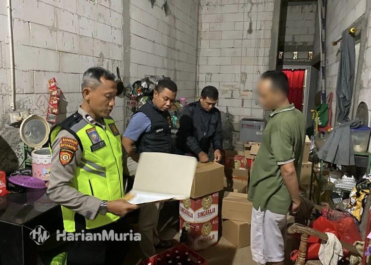 Razia Pekat, Polisi Amankan Ratusan Botol Miras dari Warung di Dawe Kudus - Harianmuria Polsek Dawe Polres Kudus menyita ratusan botol miras dari sebuah warung di Kecamatan Dawe saat Operasi Pekat.