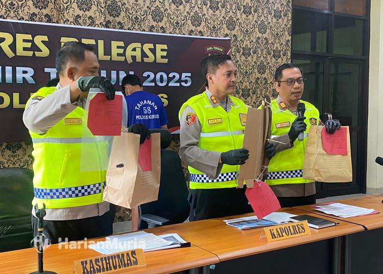 Polres Kudus Tangkap 2 Pelaku Pengeroyokan di Parkiran Resto, Jari Korban Putus Kena Celurit - Harianmuria Polres Kudus menangkap dua tersangka pengeroyokan di parkiran resto, korban mengalami jari putus akibat sabetan celurit.