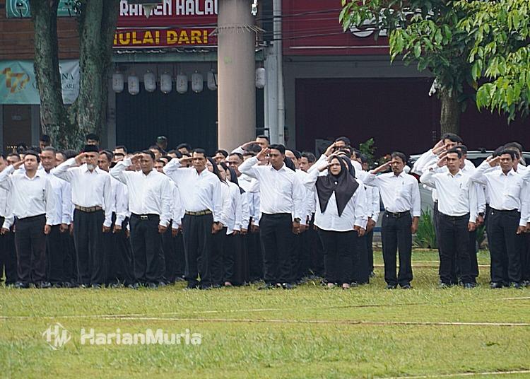 Pemkot Salatiga Serahkan 908 SK PPPK Paruh Waktu di Momen HUT KORPRI - Harianmuria Pemkot Salatiga menyerahkan 908 SK PPPK Paruh Waktu pada peringatan HUT KORPRI dan PGRI 2025 sebagai wujud penguatan SDM aparatur dan peningkatan kualitas layanan publik.