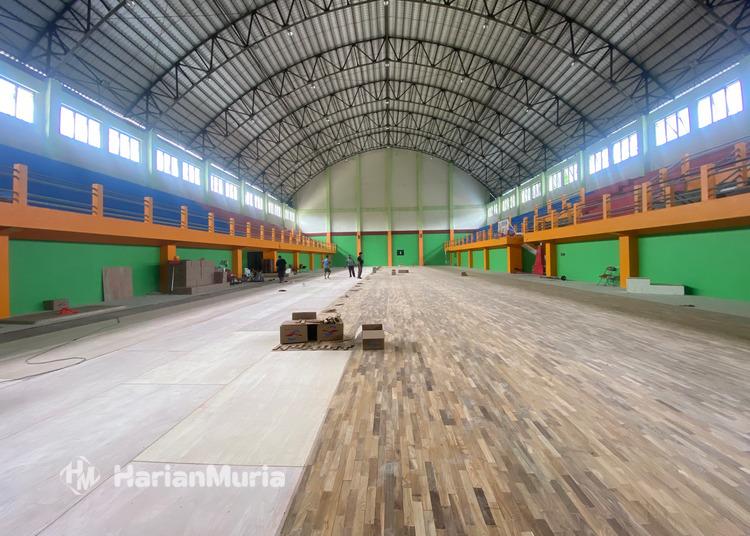 Progres renovasi lantai GOR Bung Karno Kudus telah mencapai 75 persen, siap jadi venue basket berstandar nasional.