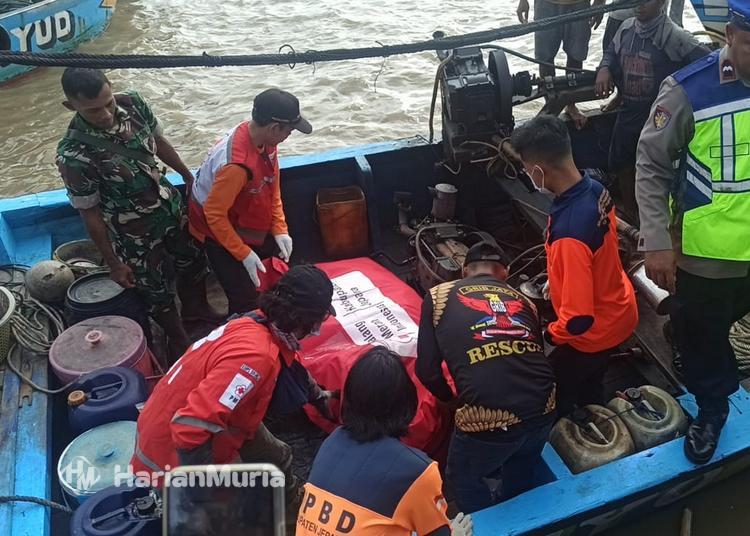 Mayat Pria Tanpa Identitas Ditemukan Mengapung di Perairan Kedungmalang Jepara - Harianmuria Mayat pria tanpa identitas yang ditemukan mengapung di perairan Kedungmalang Jepara dievakuasi ke RSUD Kartini.