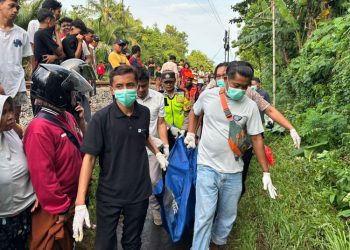 Ibu dan dua anak di Pekalongan tewas tertabrak kereta api saat melintas naik motor di tengah hujan lebat.