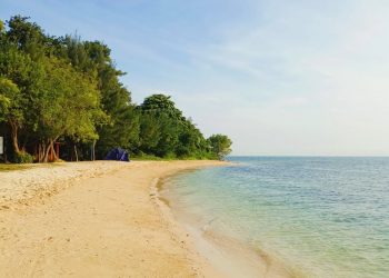 Pulau Panjang Jepara menjadi destinasi favorit untuk healing berkat pasir putih, laut tenang, dan suasana alami yang menenangkan.