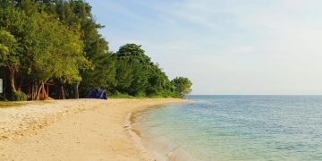 Pulau Panjang Jepara menjadi destinasi favorit untuk healing berkat pasir putih, laut tenang, dan suasana alami yang menenangkan.