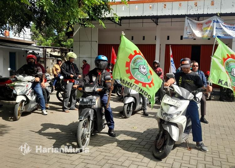 Puluhan Buruh Kendal Konvoi Kawal Rapat Pleno Penetapan UMK 2026 - Harianmuria Puluhan buruh di Kendal konvoi kawal rapat pleno penetapan UMK dan UMSK 2026.