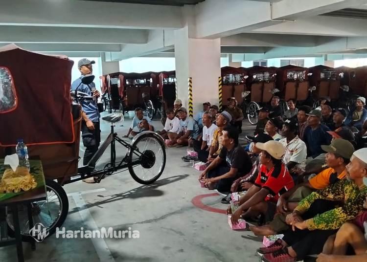 Puluhan Tukang Becak Lansia di Grobogan Ikuti Pelatihan Becak Listrik - Harianmuria Puluhan tukang becak lansia di Grobogan mengikuti pelatihan becak listrik jelang penyerahan 100 unit bantuan Presiden Prabowo Subianto.