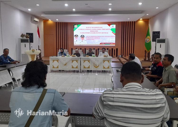 Dewan Buruh Minta UMK Kendal 2026 Naik Rp250 Ribu, Target Tembus Rp3 Juta - Harianmuria Dewan Buruh Kendal meminta UMK 2026 naik Rp250 ribu menjadi Rp3,05 juta lebih dengan dasar pertumbuhan ekonomi tertinggi di Jawa Tengah.