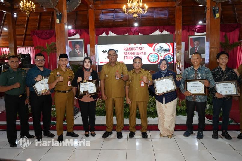 Tekan Kemiskinan hingga 10,63 Persen, Pemkab Grobogan Perkuat Kolaborasi Swasta - Harianmuria Pemkab Grobogan perkuat kolaborasi dengan sektor swasta melalui TJSLP untuk menekan angka kemiskinan hingga 10,63 persen pada 2025.
