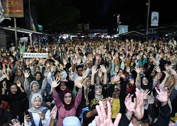 Ribuan jemaah mengikuti Pekalongan Bersholawat di Sragi sebagai ikhtiar spiritual agar Kabupaten Pekalongan terhindar dari bencana di tengah musim penghujan.