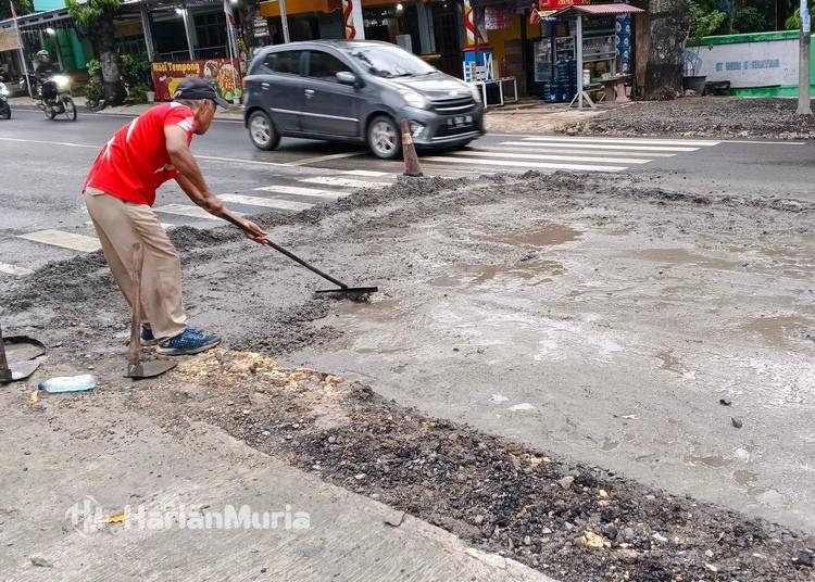 Jalan Gatot Subroto Blora yang rusak mulai diperbaiki, DPU Bina Marga Jateng menargetkan perbaikan rampung H-1 Natal 2025.