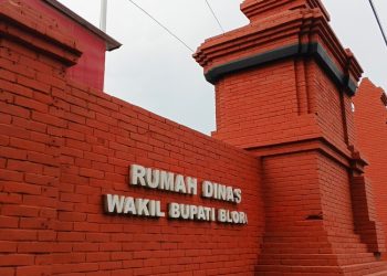 Keluarga korban salah tangkap kasus pembuangan bayi di Blora dipanggil ke Rumah Dinas Wakil Bupati Blora dalam pertemuan tertutup, membahas masa depan korban.