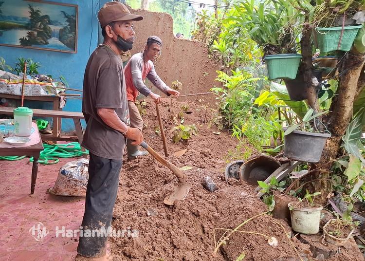 Sudah 3 Kali, Banjir Lumpur dari Proyek BUMD Jateng Rendam Rumah Warga Tuntang - Harianmuria Untuk ketiga kalinya, banjir lumpur dari proyek BUMD Jateng kembali merendam rumah warga Dusun Daleman, Tuntang, Kabupaten Semarang.