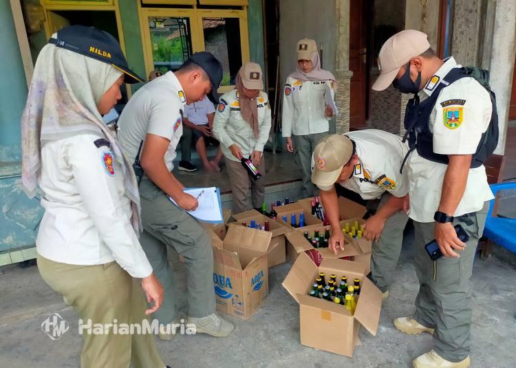 Satpol PP Kudus Lakukan 100 Penindakan Pelanggaran, Sita 3.000 Botol Miras Ilegal - Harianmuria Satpol PP Kudus melakukan 100 penindakan pelanggaran sepanjang Januari–November 2025 dan menyita 3.000 botol miras ilegal.